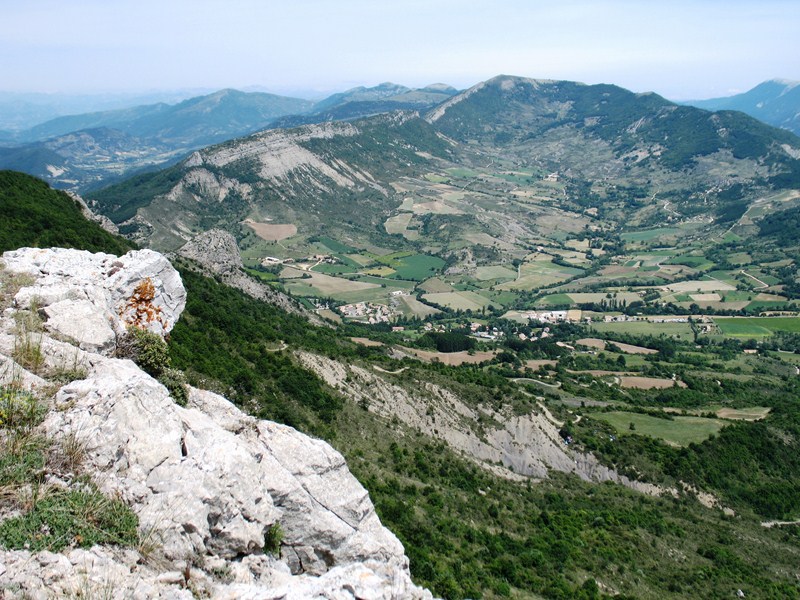 Eglise avenas haut beaujolais marcher