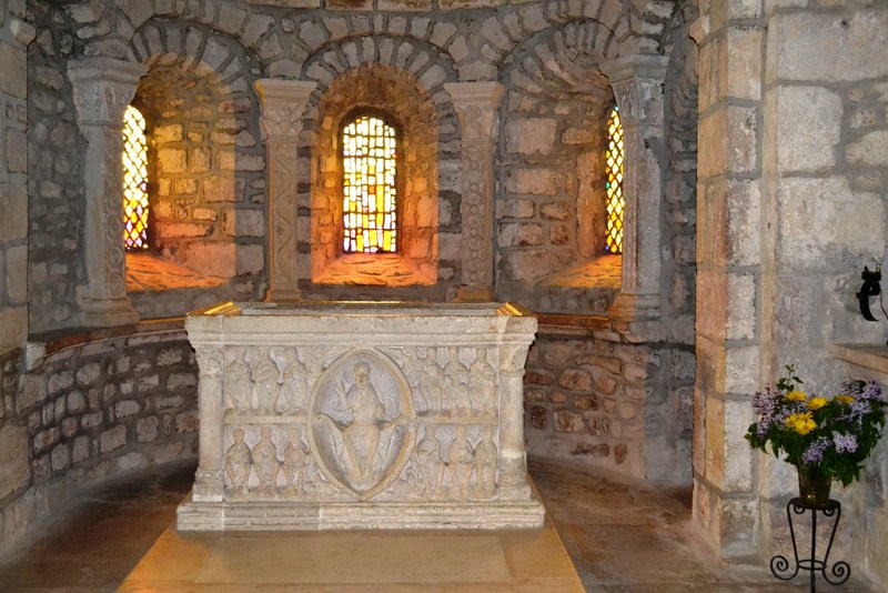 Eglise avenas haut beaujolais marcher